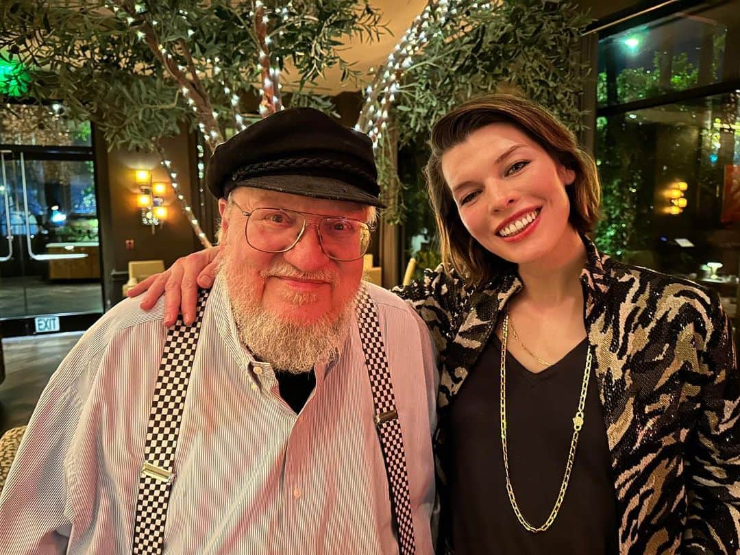 ミラ・ジョヴォヴィッチのインスタグラム：「So amazing to have dinner with @georgerrmartin last night. His stories about how long he worked and struggled with his writing for so many years was so inspiring. He told us that the first GOT book signings had literally 10 people in line😂 and once he actually saw a HUGE line outside one of his signings and thought “Wow! Finally people are reading it!” Only to realize that there was a another book signing at the same location and the crowds were there for Clifford the Big Red Dog to stamp their books with a dog paw on a smelly costume that only the youngest workers were forced to wear because the suit never got washed and poor kids didn’t have a choice😭. George’s story shows that if you love what you do, never stop working on it and persevere, you really can make your dreams come true. Though it takes (in George’s case 10’s of thousands of pages later and a hit show😅). What an unforgettable night and I’m so happy to have met this iconic, unbelievably prolific author and to have finally made his short story IN THE LOST LANDS into a film with the lovely @davebautista. And a special thank you to our wonderful co-writer @constantinwerner who brought me the script 6 years ago and the patience and hard work he put into it, as well as the trust in us that we would make his dream into a reality.❤️ #inthelostlands  #georgerrmartin #paulwsanderson #constantinwerner」