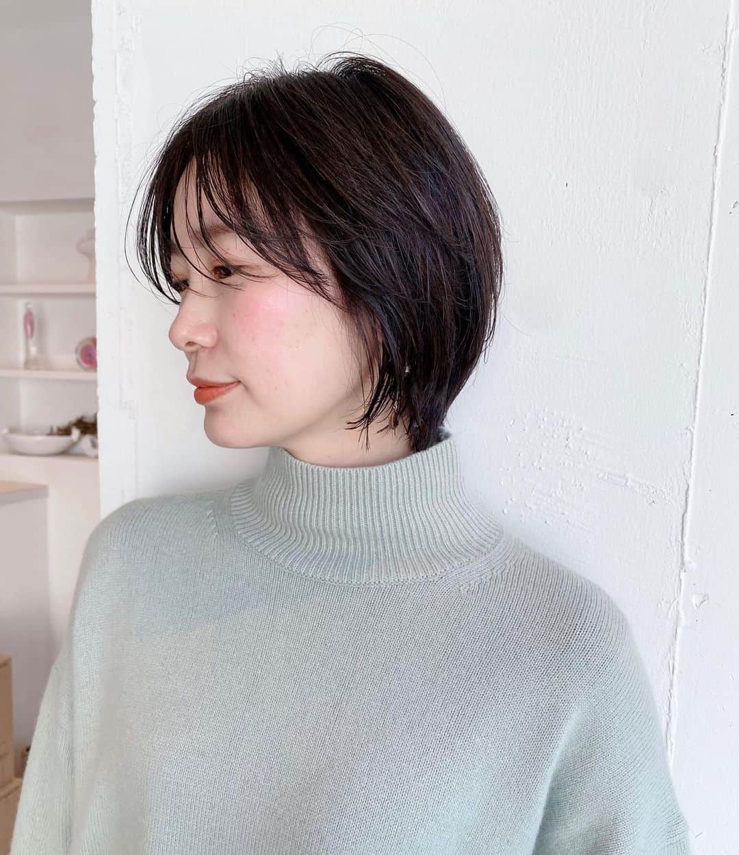永瀬かおるのインスタグラム：「春の気配が嬉しいですね🌸  @ayakoyanagi さんにヘアメンテしていただきました✨  最近少し伸ばしているヘアスタイルも何気に評判が良いので長さはあまり変えず🌱 長めショートボブに☺️  前髪もアレンジしやすいように整えていただきました🫧  行くたびに浄化されるような笑 気持ちもスッキリ整う 素敵なサロン✂︎ @sraw_salon  柳さん今回もありがとうございました✨  #永瀬かおる　#ショートボブ」