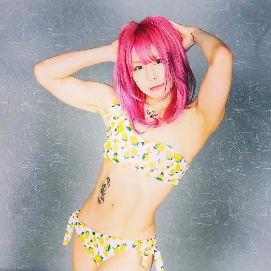 マドレーヌのインスタグラム：「結果安定のキャンディピンクにティンセル #女子プロレスラー #prowrestler #haircolor #colorbutter #pinkhair #pink #mybodymychoice #fit #派手髪 #ピンク髪 #カラーバター #ピンクヘアー #47kg #🍋 #ティンセル」