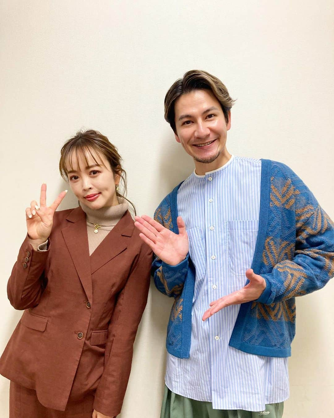 JOYのインスタグラム：「超超超ぉぉぉ久々のルミリンゴにホンマでっかTVの収録で再会！！笑 今は知らない人も多いと思うけど、元カリスマギャルモデルよ🤣 俺がメンエグに出てた頃にルミリンゴはegg出てたんだけど、お互い十数年経って親にもなって本当落ち着いた。笑 こうやってまた共演出来る事が不思議だし嬉しいよね😁👍 オンエア見てくださった皆さんありがとうございます。  #egg #mensegg #メンエグ #ギャル #ギャル男 #センター街に週８５ #センターマックに週７２ #全員VO5の使い過ぎで編集部のトイレが霧で見えない #そうやって作られた盛り髪とM字バング」