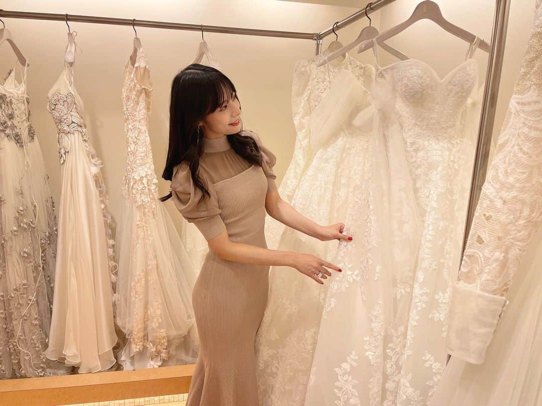 永田レイナのインスタグラム：「💍 3月19日(日)、名古屋市・栄のウルフギャング・パック @wolfgangpucknagoya にて開催される 【ZIP WEDDING DESK BRIDAL FAIR】  そんなZIP WEDDING DESKでセレクトいただける衣装を取り扱うドレスショップMARIA FERIAさん @mariaferia_nagoya にお邪魔してきました！  繊細で美しいデザイン・シルエットのウェディングドレスから、和装、メンズコレクションまでたくさん揃っていて、見ているだけでわくわくします… 新郎新婦のおふたりでたくさん悩みながら衣装を選ぶのも、きっと素敵な時間ですよね。  【ZIP WEDDING DESK BRIDAL FAIR】 当日は「MARIA FERIA」さんのインポート・ウェディングドレスや、ZIP WEDDING DESKでしかできないオリジナルプランのご紹介、ウルフ・ギャングパックのお料理のご試食、豪華アイテムの抽選会など内容盛りだくさん！ 永田レイナもMCとして参加させていただきます。  詳細・ご応募はZIP-FM WEBサイト「ENTRY」をご覧ください。 会場でお待ちしています♪  #zipfm #ZIPWEDDINGDESK #MARIAFERIA #wolfgangpuck #wedding #nagoya #結婚式 #bridal #ウェディングドレス #ウェディング」
