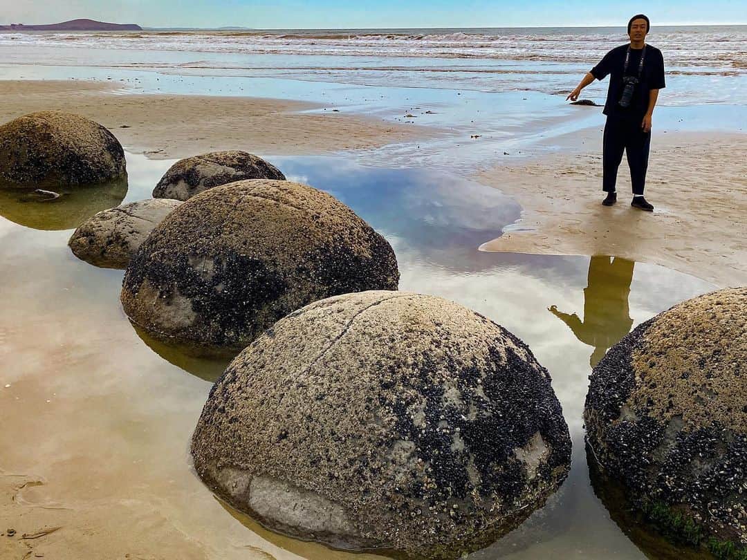 時任三郎のインスタグラム：「ナゾの巨大丸石＠モエラキ 息子登場 #ニュージーランド」