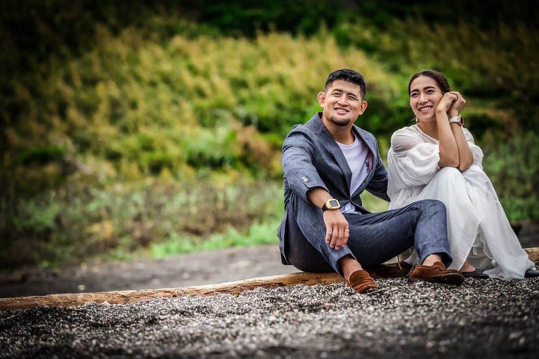 HIROYAのインスタグラム：「今日はひな祭り🎎 そして私ごとですが、2年目の結婚記念日です💒  2年ではなく5年くらい経ってる気がする… それだけ濃厚な日々を過ごすことができている証拠です。  周りの皆さんに支えられて2人がいて、今がある。 それを忘れず、感謝の気持ちを持ち、思いやりを持って幸せな家庭を築いていきます！  5月には僕たちの元に新たな命が誕生します。 どんな気持ちなんだろう。 今から楽しみで仕方ないし、どんなに辛くてもかかってこい！という気持ちですが、いざその時になったらどうなんだろう。 今は全て想像でしかないけど何よりも楽しみで仕方ありません✨ 頑張るぞ💪  3年目の結婚記念日は３人で、さらに幸せな気持ちで迎えられるよう気合い入れていきます🔥  いつもありがとう。 @ayuho_domyo   P.S 写真はRIZIN WEDDINGでお世話になったアルファクラブ株式会社の結婚式場「ベルヴィ武蔵野」 @bellevie_musashino で撮影いただいた素敵なウェディングフォトです✨  #結婚記念日 #weddinganniversary」