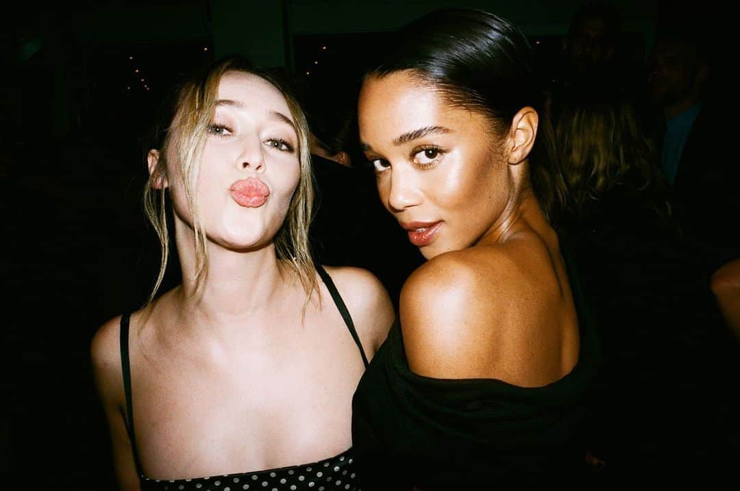 アリシア・デブナム・キャリーのインスタグラム：「us. 👯‍♀️」