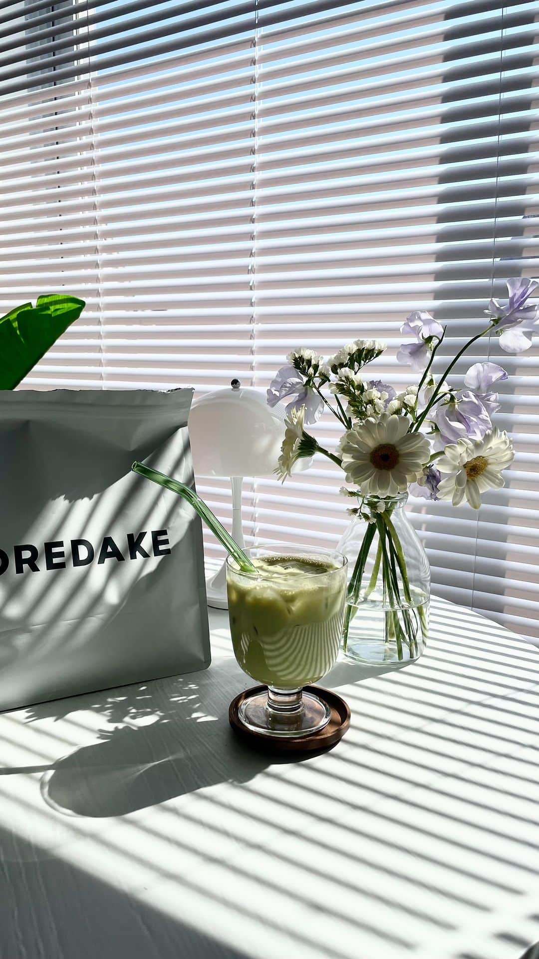 𝙺𝚢𝚘𝚔𝚘のインスタグラム：「@koredake_official　の初の抹茶のプロテイン🍵 めちゃくちゃ飲みやすくて美味しい！ 甘さも控えめでプロテイン感がない。 これは飲みすぎてしまいそう😅  最近ずっとデスクワークで作業中にもお菓子をちょこちょこ。コンビニが友達。好きなものを好きなように食べて気づいたら+5〜6㌔😇  太ってる時ってなんかしらんけど全身みてもまだ大丈夫っしょって思ってしまうんよね🤔 だけど笑った時二重顎、デニムのお腹周りパツパツw  これはやばいと思い食生活から見直し！ 本当食べ過ぎてたなぁと。  スープ類ダイエットに栄養素を補ってくれるプロテインを＋☺︎ ご飯もオートミール！  スープは豚汁かキムチスープがお気に入り♪ 野菜や豆腐をたっぷり入れて作り置き。  あとは適度な運動！最近はわんちゃん連れて1時間くらいお散歩するのがマイブーム🌼  gymもマイペースに！ -4㌔達成‼︎あと2㌔目標に✨  無理なくマイペースにダイエットしています☺️  ーーーーー 限定クーポンコード🌼  【 KYOOOKOOO71 】  ※クーポンの利用で初回定期20%OFF+シェーカー  #KOREDAKE #完全食 #完全栄養食 #完全栄養プロテイン #プロテイン #ソイプロテイン #ウェルネスプロテイン #プロテインダイエット #置き換えダイエット #マイペースダイエット」