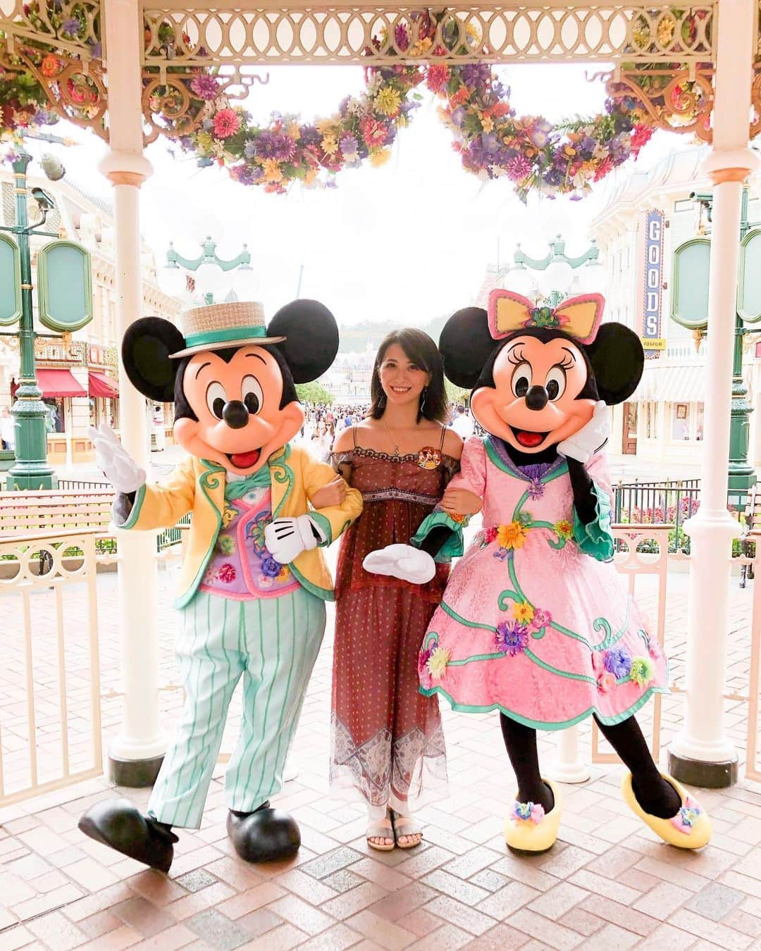 矢部あやのインスタグラム：「201906 逆光すぎて泣けるけどかわいいミキミニ ・ #hkdisneyland #hongkongdisneyland」