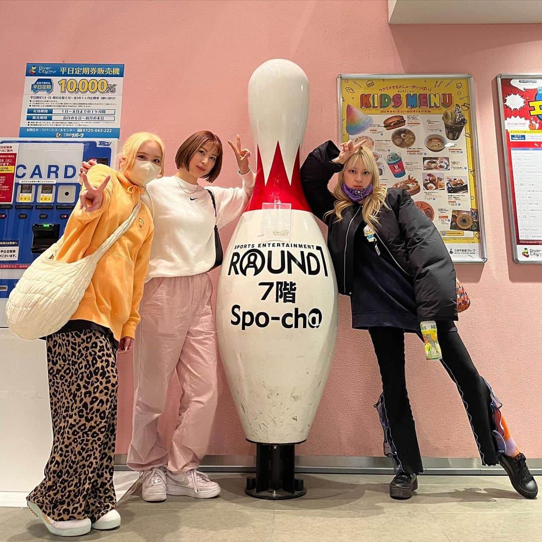 のインスタグラム：「久しぶりにスポッチャした🎳🌷 たのしかったーーー。 ブラッシュアップライフ見てるからラウンドワンの制服みてふくちゃんやー！ってミーハーしてもうた🤣 もともとバッティングセンターいく約束やってんけど、スポッチャでいろいろやるか！ってことで来た。んやけど、バッティングがいちばん楽しかったから今度はバッティングセンターにまっすぐいく😉✌️ そのあとはゲーセンでそれぞれ遊んでたらいとちゃん見失って、いとちゃーん😰って探してたら10円のラーメン菓子取ってるまるい背中見えてイトチャンッッ🐥⸒⸒ってなった。 服の色相まってひよこみたいで可愛かった🐥⸒⸒ けろっぴとアヒルのペックル狙いで挑戦したら2回目で2匹おちた🐸³₃200円で狙い通り2匹ゲットしたのでとなりで見てた母娘におお〜！って拍手してもらった👏ありがとう！拍手してくれる人、絶対ゲーセンにおるけど、あれはサクラなのか？🌸」