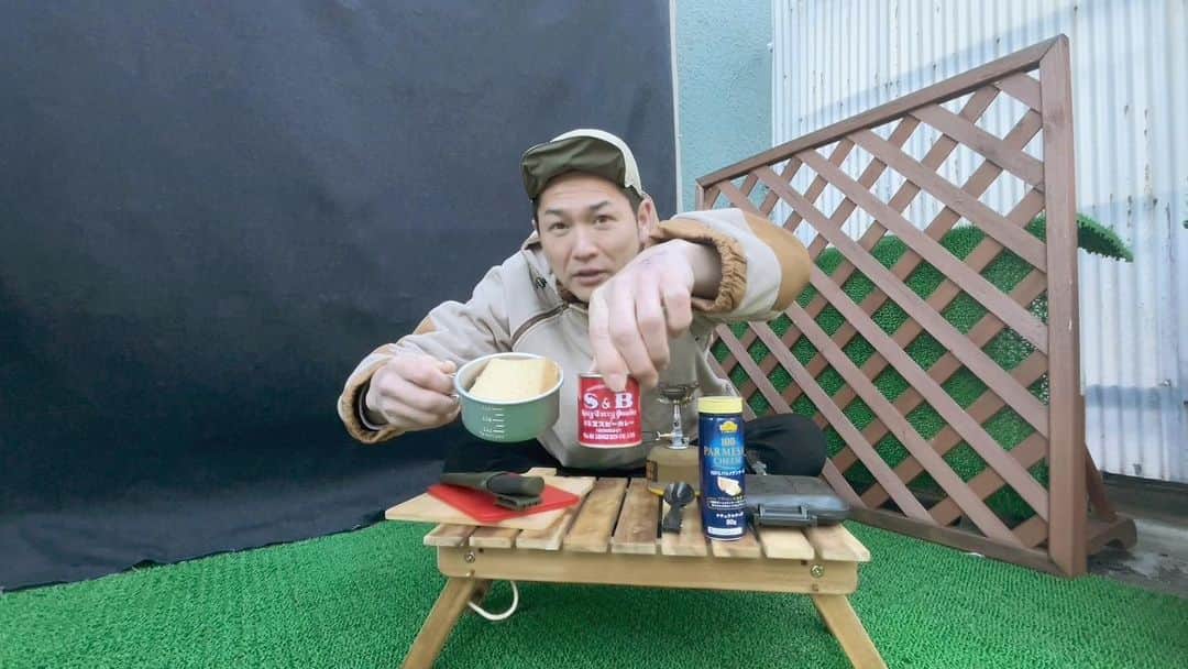 のインスタグラム：「キャンプで作らなかった超簡単おつまみをベランダで作ってみました。  カレーといえばキャンプでの定番メニューではあるんですが…。  https://youtu.be/U0d3q2EGC2w  #青山草太#sotaaoyama #キャンプ#camp #キャンプ飯#ベランダ飯 #簡単#おつまみ #カレー#厚揚げ #ユーチューブ#youtube」