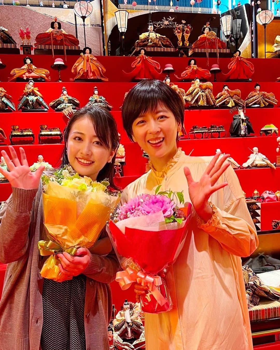 のインスタグラム：「今日3月3日は桃の節句🎎 同じ早生まれの中山忍さんと誕生日のお祝いをして、宗家源吉兆庵のひな人形展へ。 息をのむ美しさの部屋いっぱいのつるし雛と雛人形✨✨ いくつになっても、ひな祭りは嬉しいものですね🥰❤️  #桃の節句 #ひな祭り #中山忍さん」