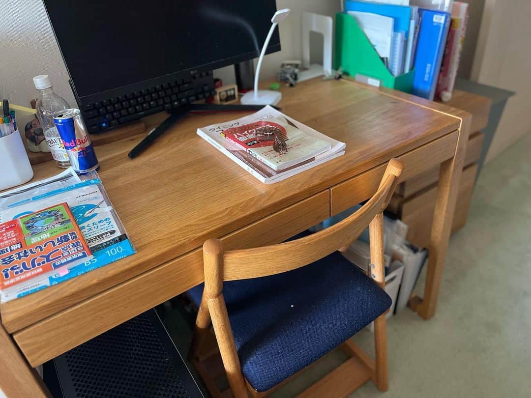清水あきさんのインスタグラム写真 - (清水あきInstagram)「正真、英検準2級も合格㊗︎  勉強より友達大事！ 勉強より掃除より友達😎だったあの正真が 今では、(試験中だけ)机を綺麗にして 床に次の日の科目を並べるようにまで成長🥹笑  我が家にとっては槍が降るくらいの衝撃です。笑  #ノー勉　#ストレート合格　#叱るにも叱れない　#中学２年　#面白いやつなんだよね #結果を必ず残す　#1位を目指す　#幼稚園から変わらない　#根性がすごい　 #英検2級　#頑張って　#おめでとう　#また明日からは　#ゲーム三昧」3月3日 12時23分 - aki._.s.m
