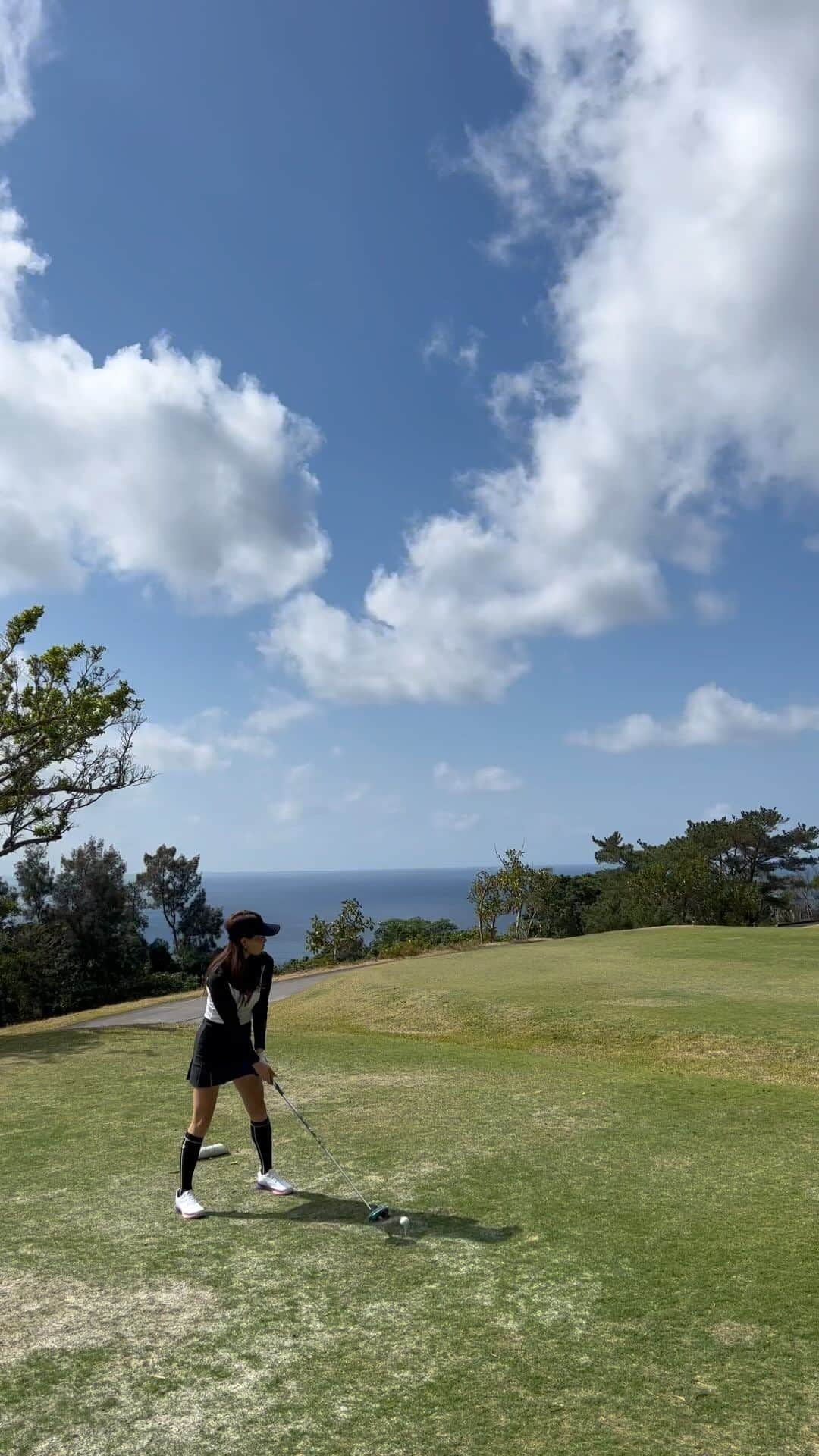 Erinaのインスタグラム：「ベルビーチゴルフクラブ🌺⛳️  海に向かってどっかーーんっす🫡 #いいショット打った後クラブくるくる回しがちな人と繋がりたい  #ゴルフ#ゴルフ男子#ゴルフ女子#ゴルフ好き#ゴルフ場#ゴルフウェア#ゴルフコーデ#ゴルフ練習#ゴルフ三昧#ゴルフ仲間#ラウンド#ゴルフバカ#ゴル女#ゴルファー#ゴルフ中毒#エンジョイゴルフ#ごるふ#沖縄ゴルフ#遠征ゴルフ#ベルビーチゴルフクラブ#リゾートゴルフ #golf#golfer#footjoy」