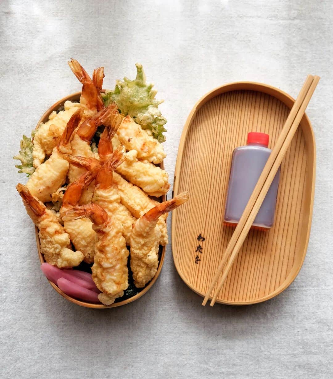 わたをのインスタグラム：「天丼弁当🍤  今日は雛祭りだよ。うちの娘はこの春から高3なのだけど、雛祭りっていつまでやるものなのかな。ちょっといい晩ごはん食べられるし、いつまでもやりたいところだけども。そして雛人形はいつまでなんだろう🤔  #わた弁 #弁当 #お弁当 #弁当おじい #天丼 #tendon #tenpura #bento #Yummy #delicious #Japan #Japanesefood #Japaneselunch #bentobox #lunchbox」