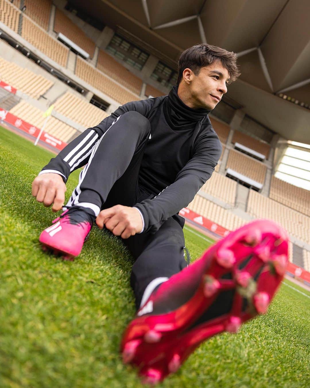 オリベル・トーレスのインスタグラム：「Unlimited speed.  Velocidad.  #XSpeedPortal @adidas_es @adidasfootball」