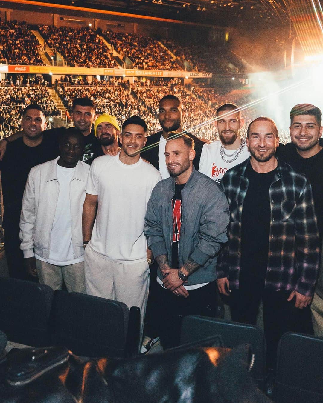 のインスタグラム：「breeeeezzyyyy with my brothers ⚡️🔥」