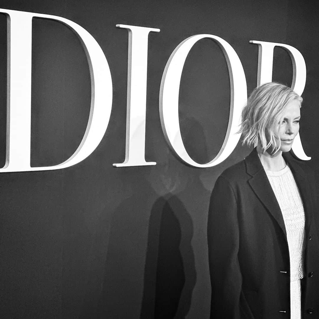 シャーリーズ・セロンさんのインスタグラム写真 - (シャーリーズ・セロンInstagram)「Still in awe by the absolutely stunning @Dior Autumn-Winter show. @mariagraziachiuri you have truly outdone yourself. So grateful to be apart of the House of Dior for all these years - thank you for letting me be apart of this magical moment. Till next time, Paris ✨」3月3日 4時00分 - charlizeafrica