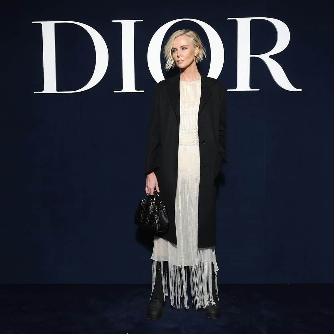 シャーリーズ・セロンのインスタグラム：「Still in awe by the absolutely stunning @Dior Autumn-Winter show. @mariagraziachiuri you have truly outdone yourself. So grateful to be apart of the House of Dior for all these years - thank you for letting me be apart of this magical moment. Till next time, Paris ✨」