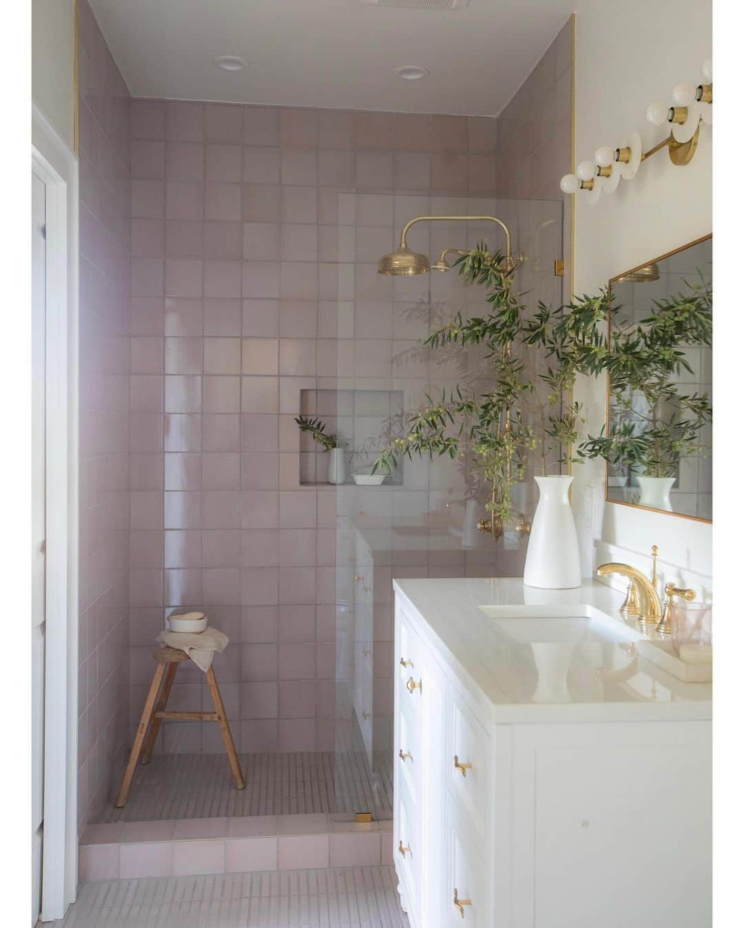 エリン フェザーストンのインスタグラム：「This bathroom makeover was a small but mighty triumph in the @hoopesestategh project. In addition to the dreamy lavender tiles I was particularly pleased with the @jamesmartinvanities sink vanity we were able to source (with a short lead time, thank you) from @fergusonshowrooms which is one my go-tos for bathroom and home renovation materials. Photo by @elizabethmessina #FergusonPartner #Ad」