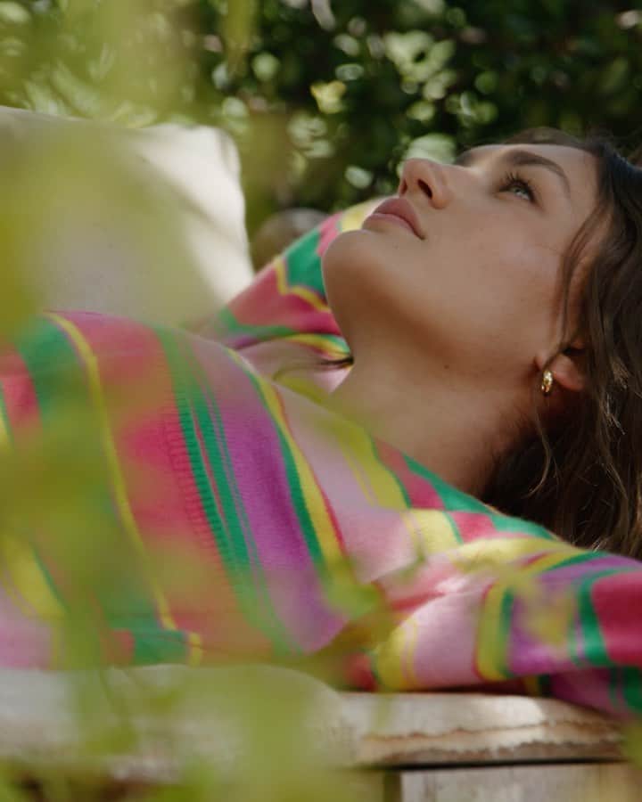 グラハム&スペンサーのインスタグラム：「Brighter tones in our softest cashmere for an easy transition to warm weather」