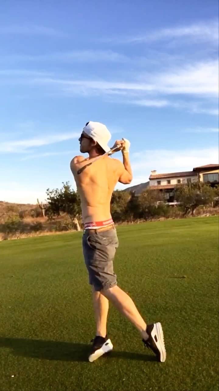 アダム・センのインスタグラム：「Drive for show putt for dough.  ⛳️  #golf」