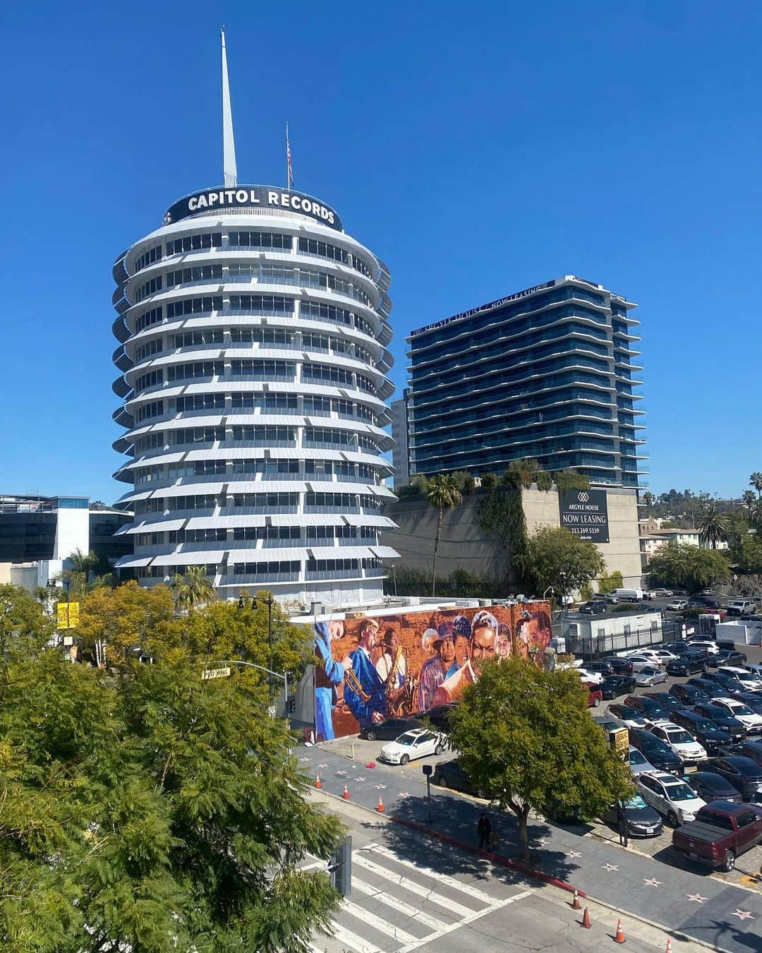 ジェーン・リンチのインスタグラム：「Not a bad view today. Not at all.」