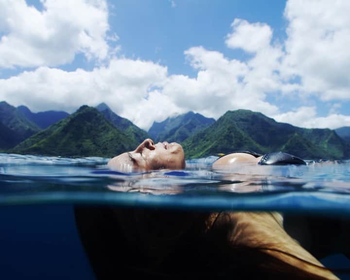 マリア・マニュエルのインスタグラム：「• TAHITI • part 2  This definitely was one of the best moments I’ve experienced…  We went back to Tahiti for a second trip to get some weather and wave redemption for the film. I was lucky enough to share a flawless Teahupo’o lineup with people I’ve always admired.   After a couple hours, Morgan had to change batteries on the boat and ended up seeing this momma and baby Humpback whale drift by outside the lineup. I ended up switching out my board for swim fins and we gently drifted down the reef pass to meet them in the water. The mom was sleeping on the surface while the baby was showing off and what felt like imitating us diving down and twirling around. Honestly one of the most breath taking moments of my life. So thankful for nature in its purest form.   Full film in the link in my bio • @lululemon @morganmaassen」