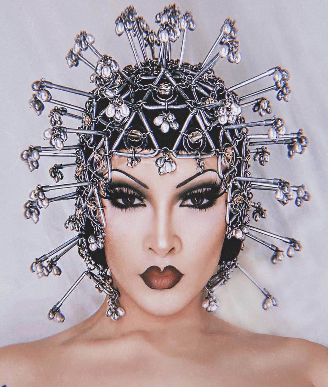 ヴァイオレット・チャチキのインスタグラム：「Bts of my @vogueczechoslovakia cover shoot headgear by @tilmann_grawe_design face by @god」