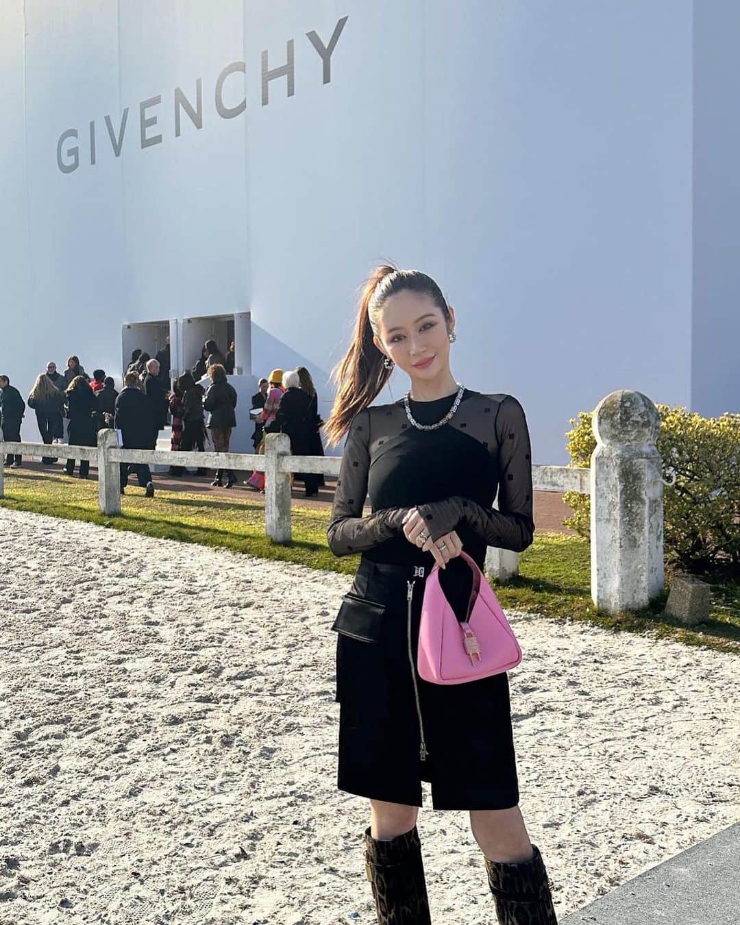 Reikaのインスタグラム：「Adding a little punk to my bump 🤰🐆 @givenchy   bravo‼️  クロエの白🤍衣装からから車の中で 真逆のルックに変身💫  #givenchy #givenchyaw23 #pfw #parisfashionweek #ジバンシィ」