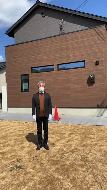 homelife 夢を叶える暮らし方のインスタグラム：「【福知山店】まるで平屋！LDKの開放感と回遊動線が魅力的なお家  皆様のいいね❤️コメント💭が励みになります☺️ インスタの仕様変更に伴い、フォローしていただいていても届きにくい可能性があるようです😢 通知設定をしていただけると嬉しいです🔔  こちらのお家はアーキホームライフのお施主様邸の施工写真です🌟 その他の施工写真は、 @archihomelife_official のからご覧いただけます🏠 ＿＿＿＿＿＿＿＿＿＿＿＿＿＿＿ " #世界一あなたらしい住まいを " 「すべての人に最高の住まいを届けたい」 デザイン、品質、価格、どれも妥協しない家づくりを追求しています。 アーキホームライフは大阪・京都・兵庫・奈良・和歌山（一部）・福井（一部）で家づくりをしている会社です🏘 ＿＿＿＿＿＿＿＿＿＿＿＿＿＿＿ ☆グッドデザイン賞2020 ☆ハウスオブザイヤーインエナジー2021 ☆SUUMO関西工務店ランキング1位 ＿＿＿＿＿＿＿＿＿＿＿＿＿＿＿ . #吹き抜け #ニッチ #開口 #梁 #和室 #フルフラットキッチン #ルームツアー #roomtour  #新築 #注文住宅　 #家づくり #新築一戸建て #新居 #自由設計 #空間デザイン #戸建て　 #おしゃれな家 #施工事例 #ホームライフ #アーキホームライフ #関西ナンバーワンの住宅メーカー #100年の暮らしを考える」