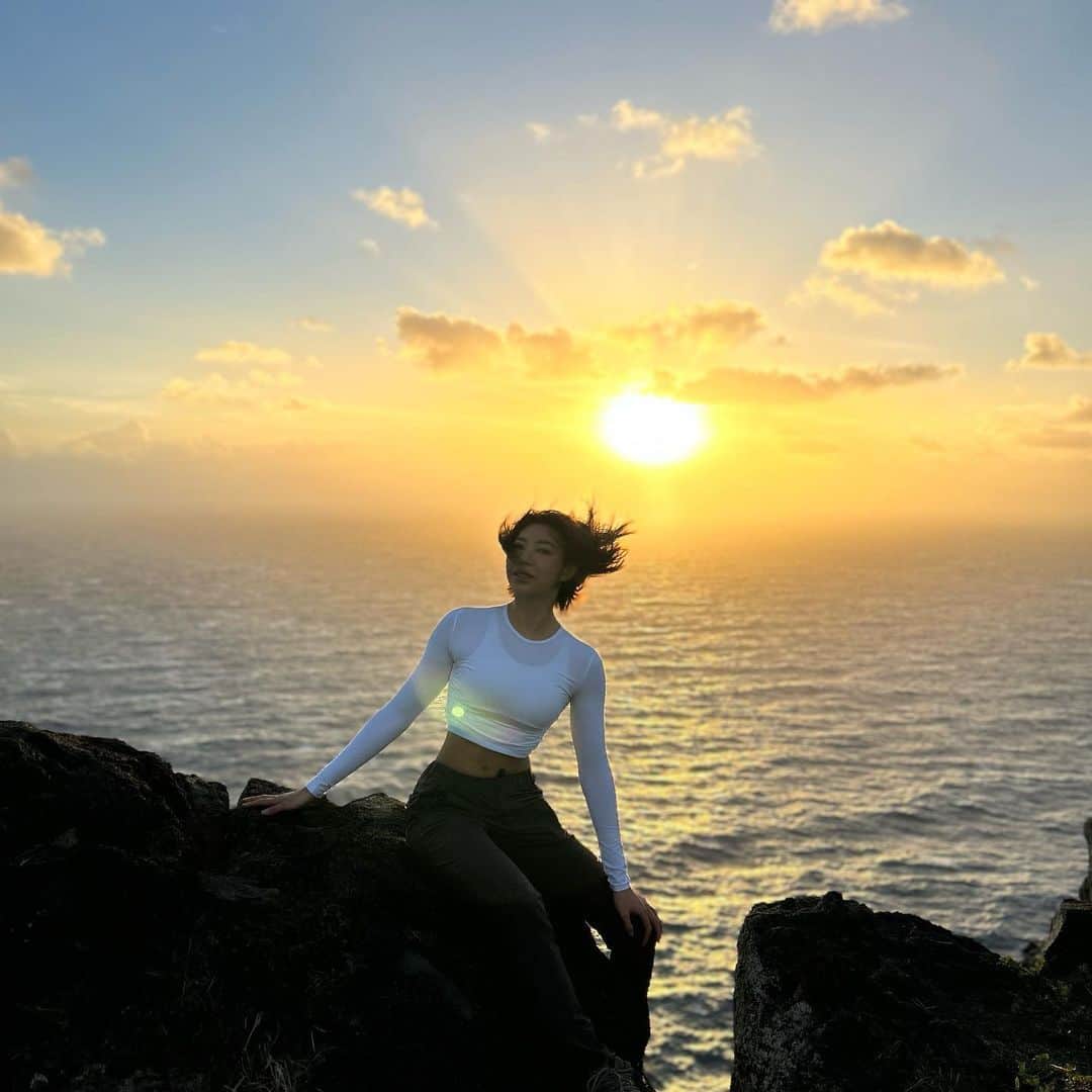 池田ゆりのインスタグラム：「Ohayoooo🌞 Sunriseは心を浄化してくれる。 風はすごく強かった！  #hawaii #makapuu #hiking #sunrise」