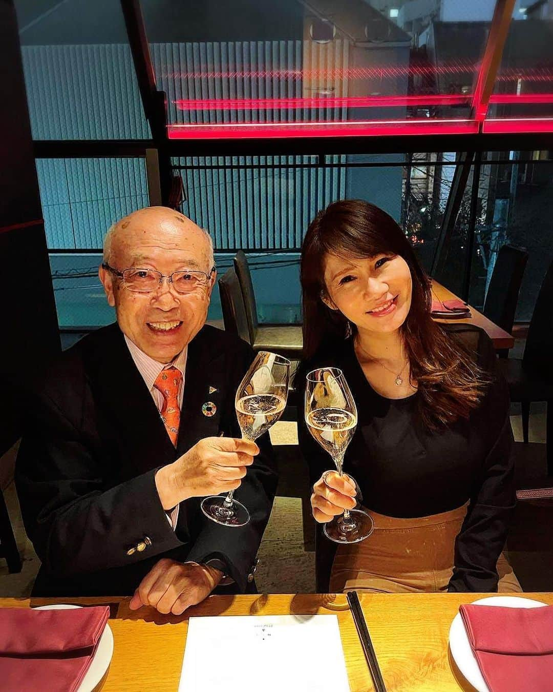 黒田美耶子のインスタグラム：「昨日は凄く久しぶりに薬学博士の久米司先生と会食でした。 久米司先生は、40年ほど前にご自身が論文で発表された成分とCBDの成分が非常に近く同じ様な働きをする事を知り、それ以降まだ多くの人に知られていないCBD を正しい知識で使用してほしいとCBDのアドバイザー講座を日本に立ち上げました。 人間だけでなく動物の体の中にもあるエンドカンナビノイドシステムに働きをかけ細胞を元気にさせる。癌だけでなく、皮膚病、ダイエット、糖尿病、鎮痛効果、てんかん、認知症などが臨床研究論文が報告されています。  久米司先生曰く、CBD が医薬品として日本が許可すれば薬なんていらなくなる‼️ 医薬品として日本も使用できる様に国に働きかけていきたい‼️と仰っていました。  久米司先生は今年80歳、僕の体でCBD が健康寿命の延伸になるという事を証明して行きたいと仰っておりました。 私も、オレンジCBD を日本に入れている貿易会社の経営者として、久米司先生の講座を受講させて頂きます。 CBD は本当に奥深く、アメリカではオレンジCBD は癌患者含め多くの病気の治療に使われています。まだまだ遅い日本に早く当たり前の世界になる事を望みます。  久米ちゃんと出会った頃は、薬学博士として脳科学的栄養学を発信していらっしゃいましたが、今はCBD を世に広める為にご自身の時間を費やされています。私も久米ちゃん先生について行こうと思います^_^  #cbdの正しい知識  #cbd講座を一緒に受講しませんか？ #オレンジcbd #cbdcalifornia #cbd #cbdlife #オレンジcbdオイル #オレンジcbdを日本へ」