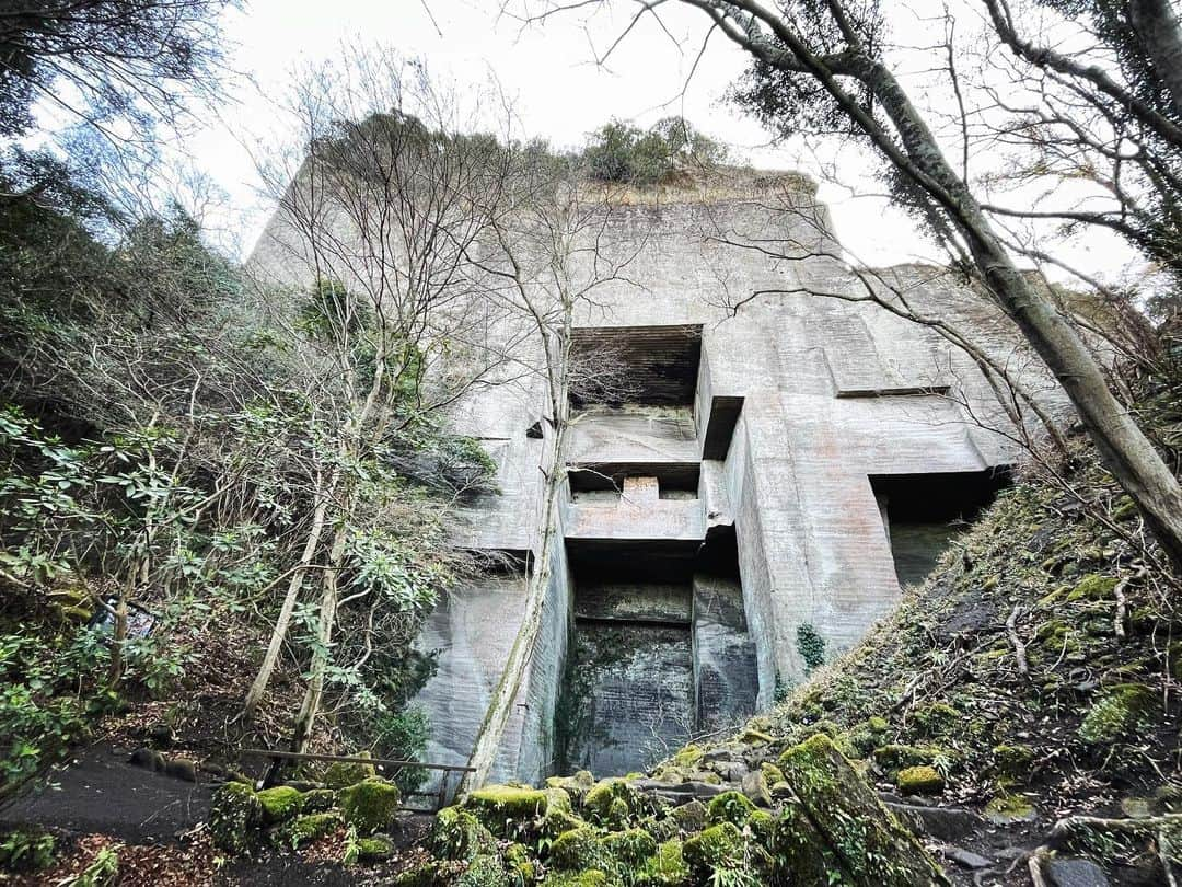 中村靖日さんのインスタグラム写真 - (中村靖日Instagram)「.  千葉の鋸山を海沿いの平地から歩いて登り ほぼ全てのルートを踏破しました  6時間も掛かり疲労困憊でしたが  巨大で不可思議な形貌をした 産業遺構たちに遭い しばしば立ち竦んで見惚れてしまった  2023/03/02 Thu -JST  #鋸山 #乾坤山 #nokogiriyama #hiking #climbing #actor #chiba #tokyo #japan  .」3月3日 8時28分 - yasuhi_nakamura