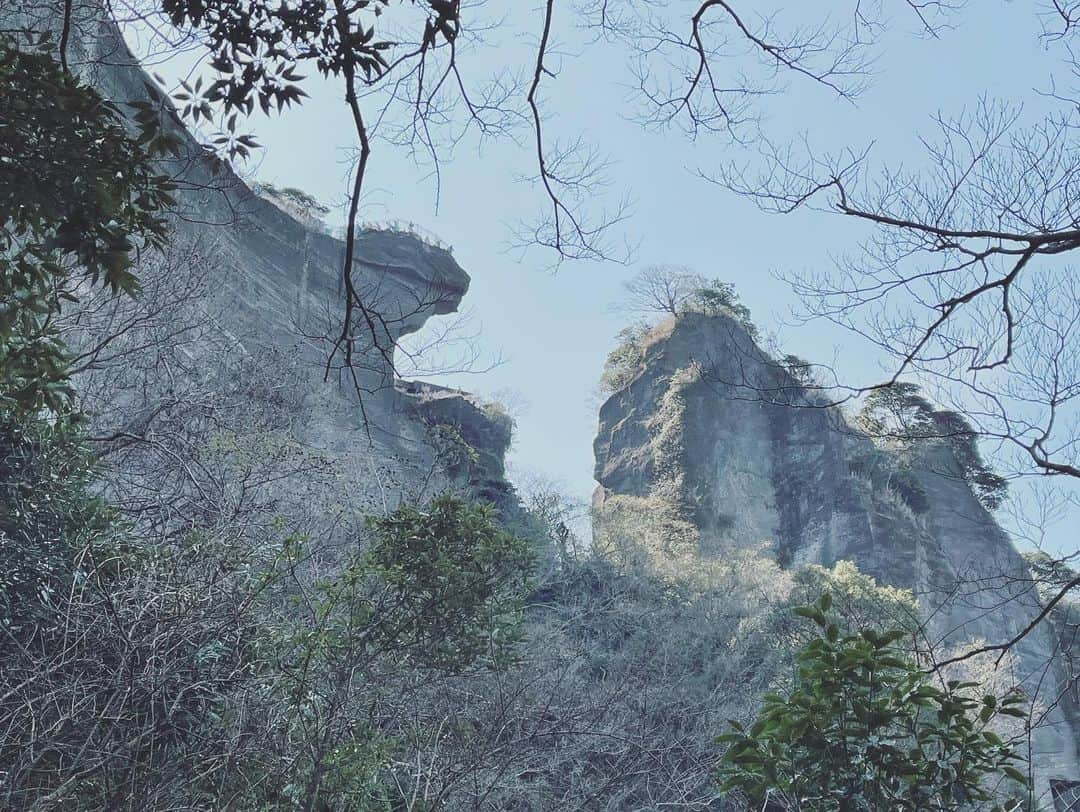 中村靖日さんのインスタグラム写真 - (中村靖日Instagram)「.  千葉の鋸山を海沿いの平地から歩いて登り ほぼ全てのルートを踏破しました  6時間も掛かり疲労困憊でしたが  巨大で不可思議な形貌をした 産業遺構たちに遭い しばしば立ち竦んで見惚れてしまった  2023/03/02 Thu -JST  #鋸山 #乾坤山 #nokogiriyama #hiking #climbing #actor #chiba #tokyo #japan  .」3月3日 8時28分 - yasuhi_nakamura