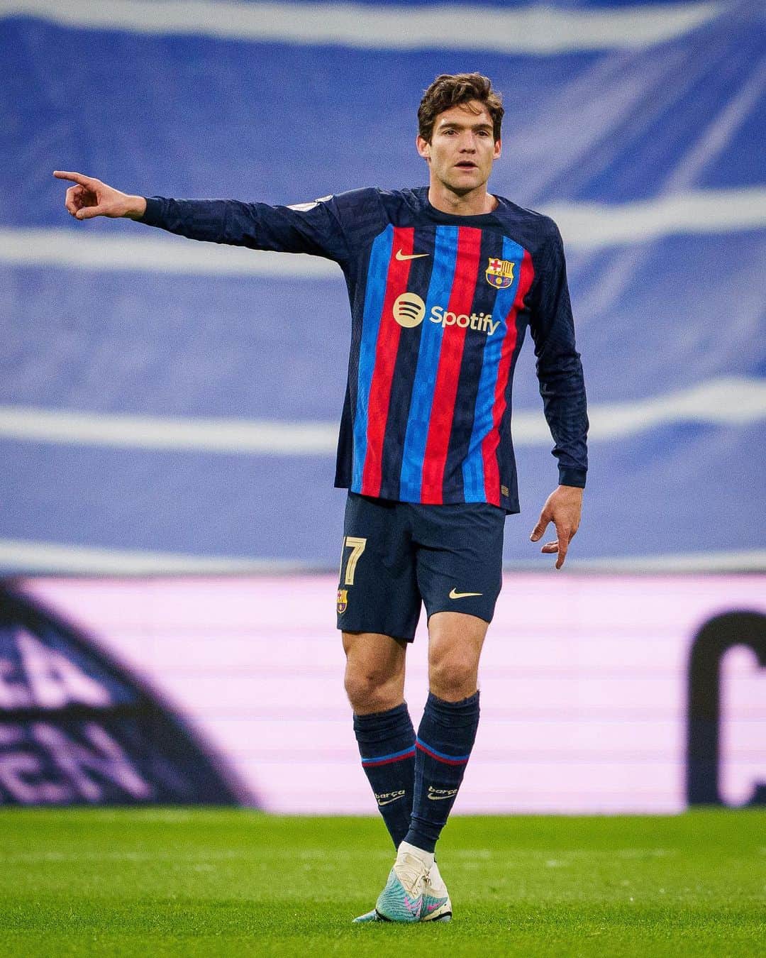 のインスタグラム：「Mitad del trabajo hecho! Enorme equipo!!!💪🔵🔴  #marcosalonso」