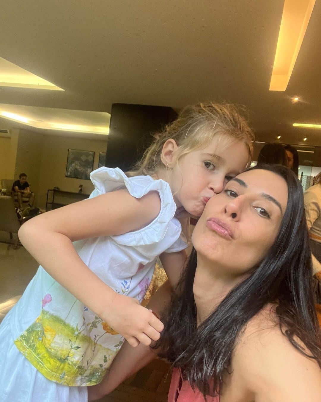 シェイラ・カストロのインスタグラム：「No meio de todas as incertezas, e do vazio que as vezes me invade desde que minha vó se foi, elas me fazem voltar pra cá… voltar pro presente. Dizem que o amor cura tudo né? E é nesse amor que tenho ancorado minha força. Tem dias mais fáceis, outros mais difíceis, mas em todos esses dias tenho minhas filhas!!!」