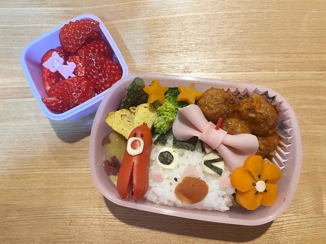 クロさんのインスタグラム写真 - (クロInstagram)「年に数回しかやってこない お弁当… 今回は気合を入れて、さっちゃん弁当作ったよ🫶🏽🫶🏽🫶🏽（梅干しの口の横のホクロがポイント♡） ゴマゴマパニックにやられました・・・😫  前日から色々仕込んで、夕飯も同じメニュー笑 ミートボールはさっちゃんと作りました〜  メインはハムリボン🎀 ハムってほんと色んな形になるからかわいい❤️色もピンクだし！！！ 保育園から送られてくる写真で、嬉しそうにお弁当食べてる姿や、カメラに向かってリボン見せてる姿が見られて嬉しかった😭❤️‍🔥 黒ゴマの扱いに（飛んだり跳ねたり落ちたり、それ取り除いてたら他のゴマが取れたり…） 朝から発狂しそうだったけど、先輩方に黒ゴマの扱いのオススメ教えてもらったので次はもっと頑張れそう← （いやもうお弁当本当やだなw）  さっちゃんが一番感動していたのは「タコさんウィンナー🐙」でした♪ 「ママすっごくじょうずだねぇ☺️」って褒めてくれました。 ブログに簡単で美味しいいつものレシピ、ブログに貼ってるので是非！見てください☺️   #お弁当 #娘弁当 #うちのかわい子ちゃん #毎日がスペシャル #キッズコーデ #smiling #可愛い #ありがとう #ファッション #大好き #tokyo #コーデ #女の子ママ #ママリ#コドモノ #子どもの日常をもっと写真に #mamagirl #ママカメラ #cordinate #親バカ部 #あいのり #ちびクロ #クロリサ的自炊」3月3日 8時54分 - kuro_risa