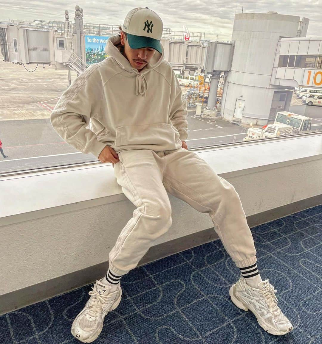 白石黄良々のインスタグラム：「okinawa✈️  #adidasoriginals  #kith  #balenciaga」