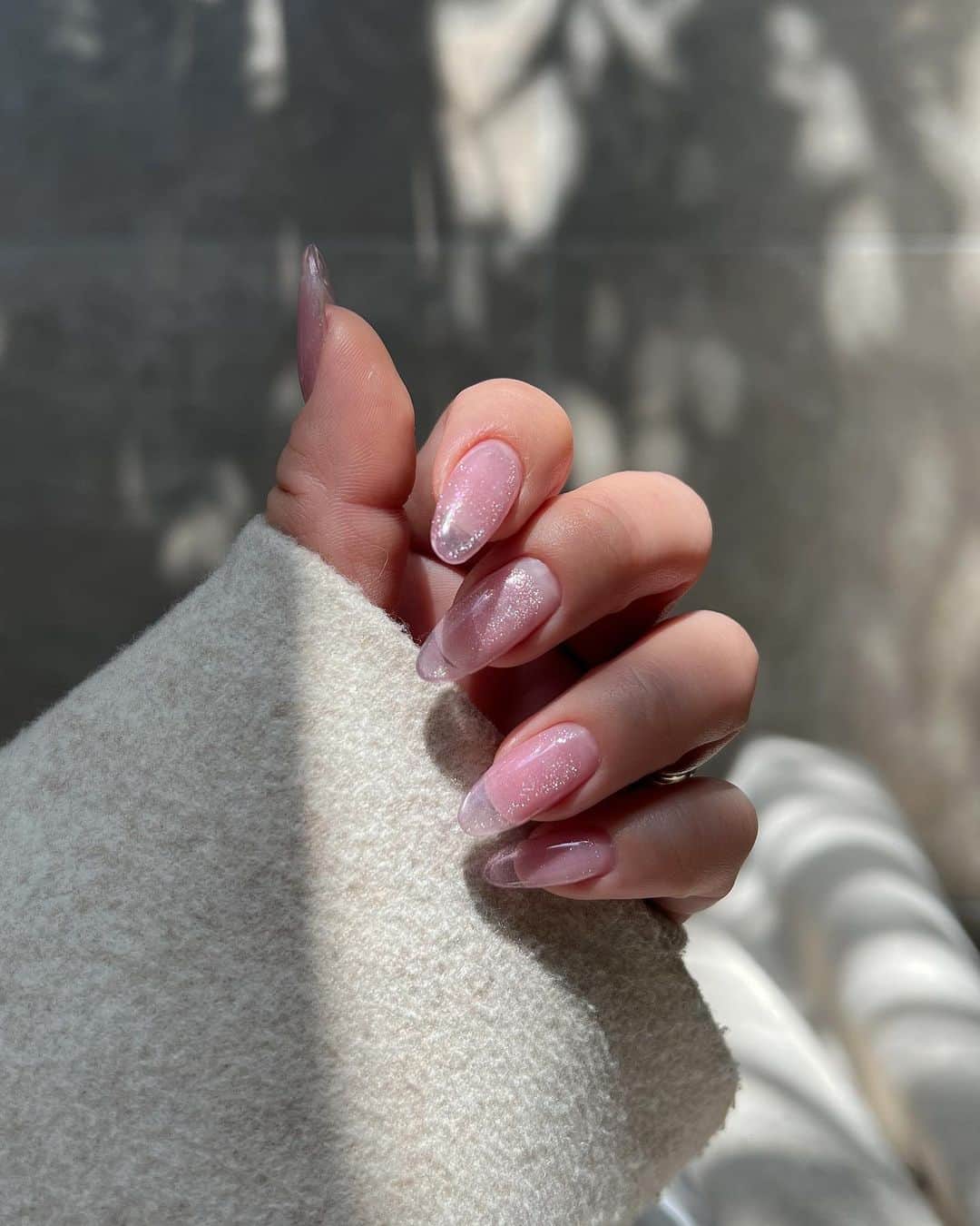 Manamiのインスタグラム：「前回の💅🏼 by @moonlit_mei  全部長さ出しの先端クリアでシアーマグネットにしてもらった💅🏼 気に入ってた🥰(もう変えたけども)」