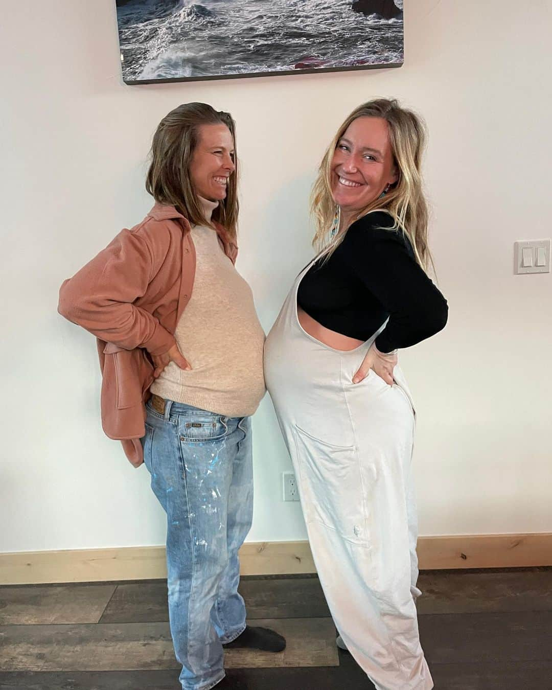 ジェイミー・アンダーソンのインスタグラム：「When your pregnant with your best friend and your sister! 🤩 Love you girls…   @torahbright @joantreacy」