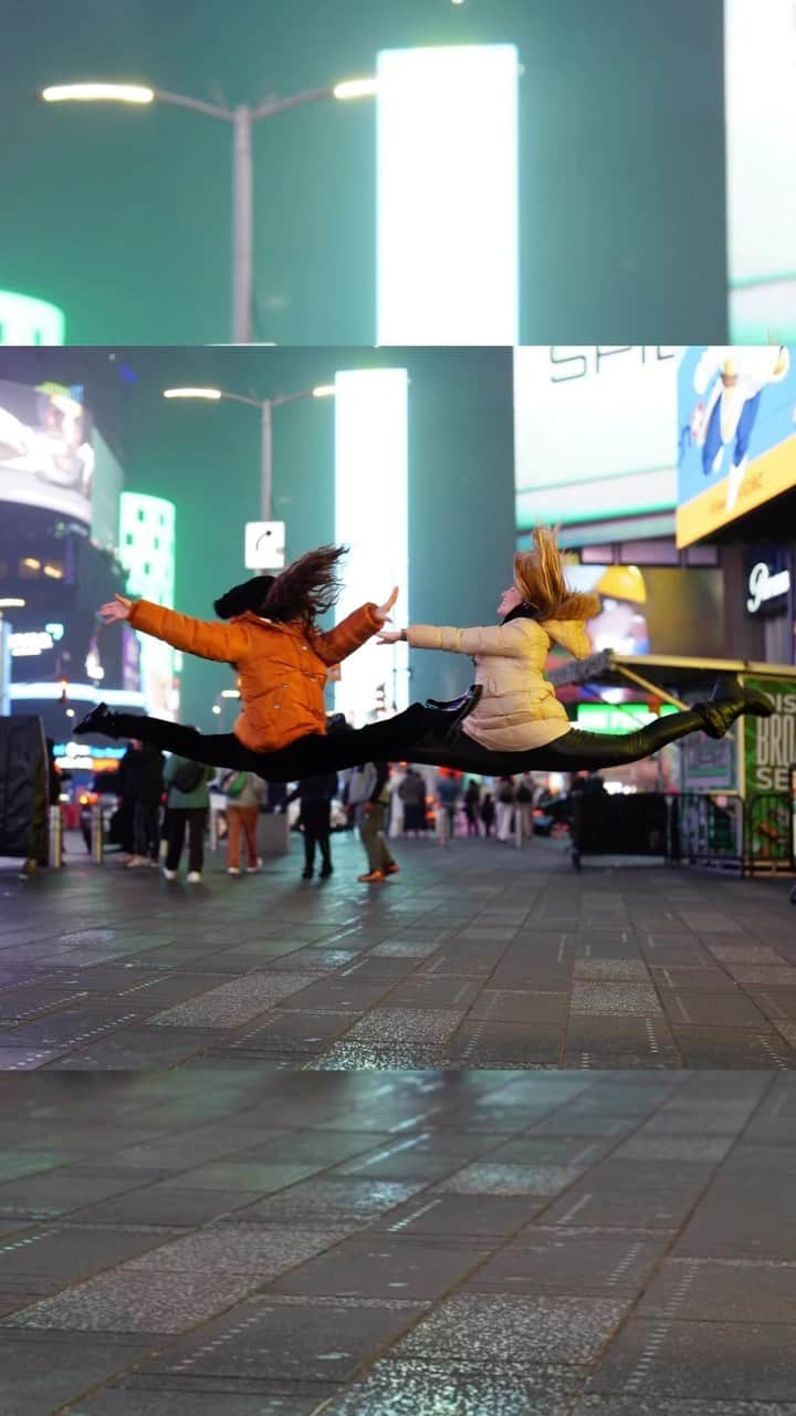 ナターリア・ガウジオのインスタグラム：「Ginastas invadem a Times Square… hahahaha!! Ginasticando em todo canto do mundo!!🇺🇸🗽😍🤸🏼‍♀️📸❤️ #newyork #splitjump #flexibility #rhythmicgymnastics #happiness #gymnasts #usa」