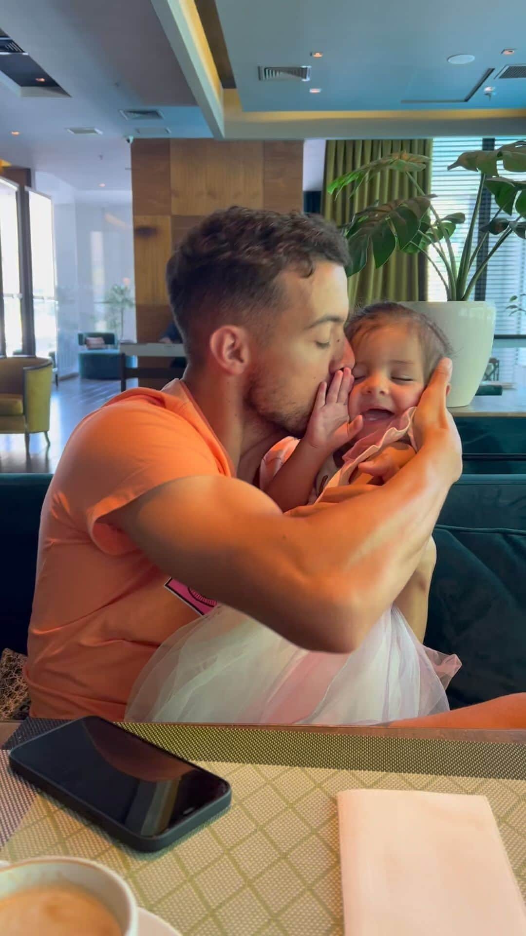 フランコ・ディ・サントのインスタグラム：「Felices dos años hija de mi ❤️  Amor y locuras nunca van a faltar 🤪🎉.  Siempre recuerda que eres más valiente de lo que crees.  Más fuerte de lo que piensas.  Y más amada de lo que podrías imaginar.  Nunca olvides que te amo  Por y para siempre tu papá y amigo 🙏❤️」