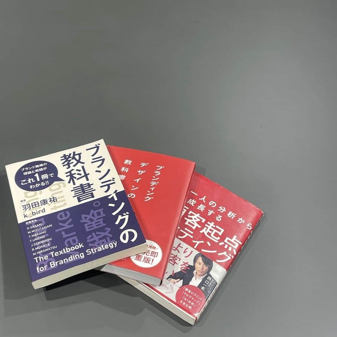 株式会社ネオマーケティングさんのインスタグラム写真 - (株式会社ネオマーケティングInstagram)「こんにちは、新卒の石川です！  前回はおススメの書籍についてご紹介しました。  学生時代から、インプットの時間を取ることを習慣づけていたおかげで、今はスムーズに書籍からインプットすることができています。  いつも本を読まない方も、時間を少しでも時間を取って読んでみてはいかがでしょうか！  ＝＝＝＝＝＝＝＝＝＝＝＝＝＝＝＝＝＝＝====   今年入社した22卒のメンバーを中心に、日々学んだことや、抱えている悩みなど、新卒目線のネオマーケティングをお届けしていきますので、お楽しみにー！！ 気になることはコメントにどうぞ！！  #ネオマーケティング #マーケティング #コンサルティング #マーケティングコンサルタント #リサーチ #就活 #就職活動 #就活生 #就活生と繋がりたい #面接 #面接対策 #就活垢 #内定 #業界研究 #企業研究 #就活情報 #企業説明会 #インターンシップ #22卒 #23卒 #24卒 #新卒 #新卒採用 #採用」3月3日 10時00分 - neomarketing