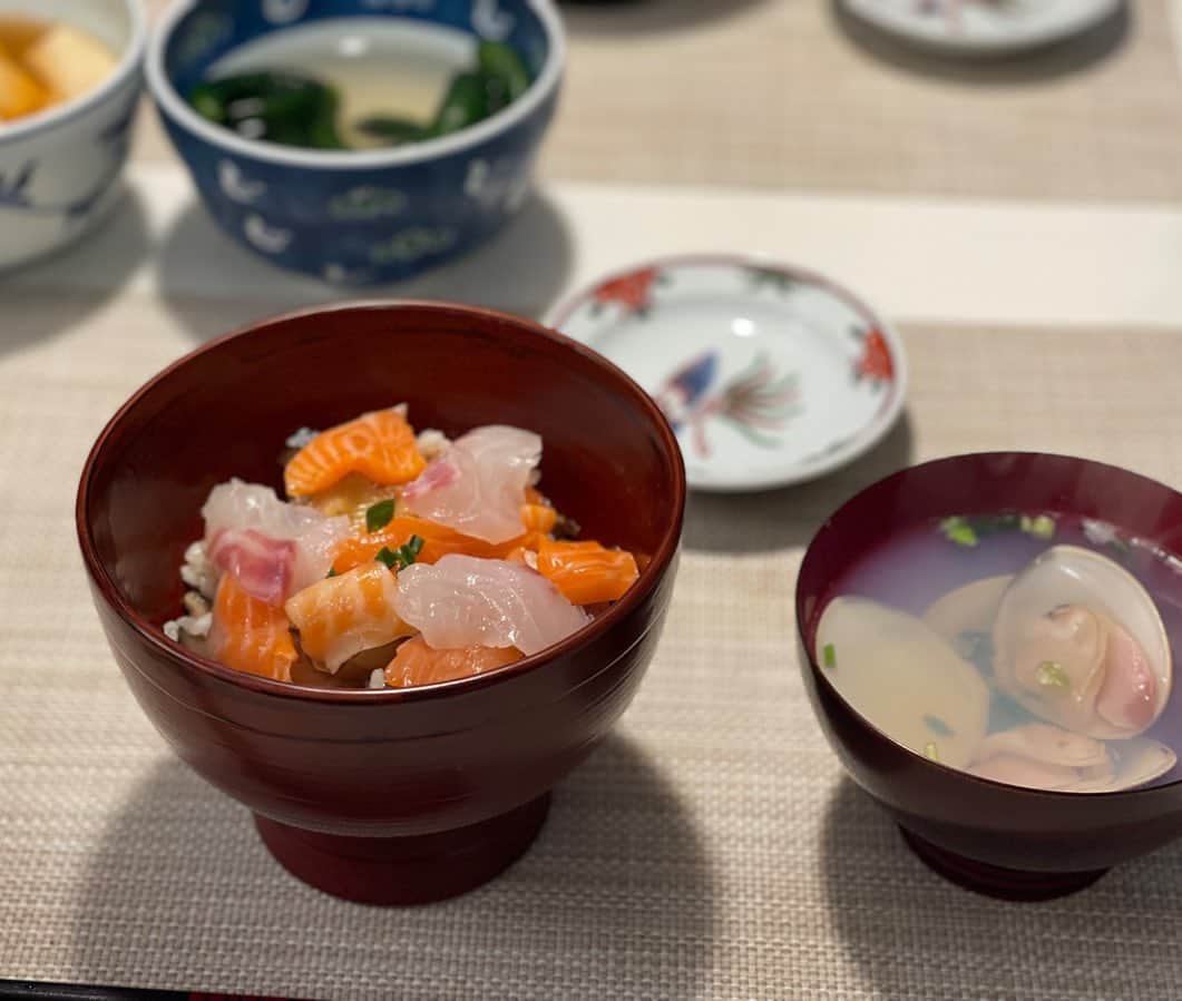 三浦瑠麗さんのインスタグラム写真 - (三浦瑠麗Instagram)「きょうはお雛祭りなので、ちらし寿司の朝ごはんにしました。具は煮穴子と鯛、サーモン。おすしには甘く煮た椎茸と人参を混ぜ込んで。 喜んで食べて学校に出掛けていきました。」3月3日 10時09分 - lullymiura