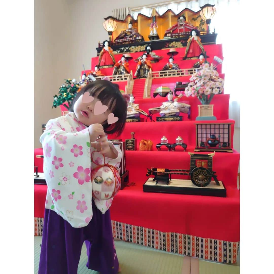 矢田部ゆかのインスタグラム：「お雛さま🎎  私と妹の七段飾り🌸 実家で母が綺麗に保管してくれてたので（わざわざ新しく桐箱を購入してまで🥺） 数十年ぶりに飾りました✨  私の娘と、妹の娘（2人とも1歳） 嬉しそうだった👧👧」