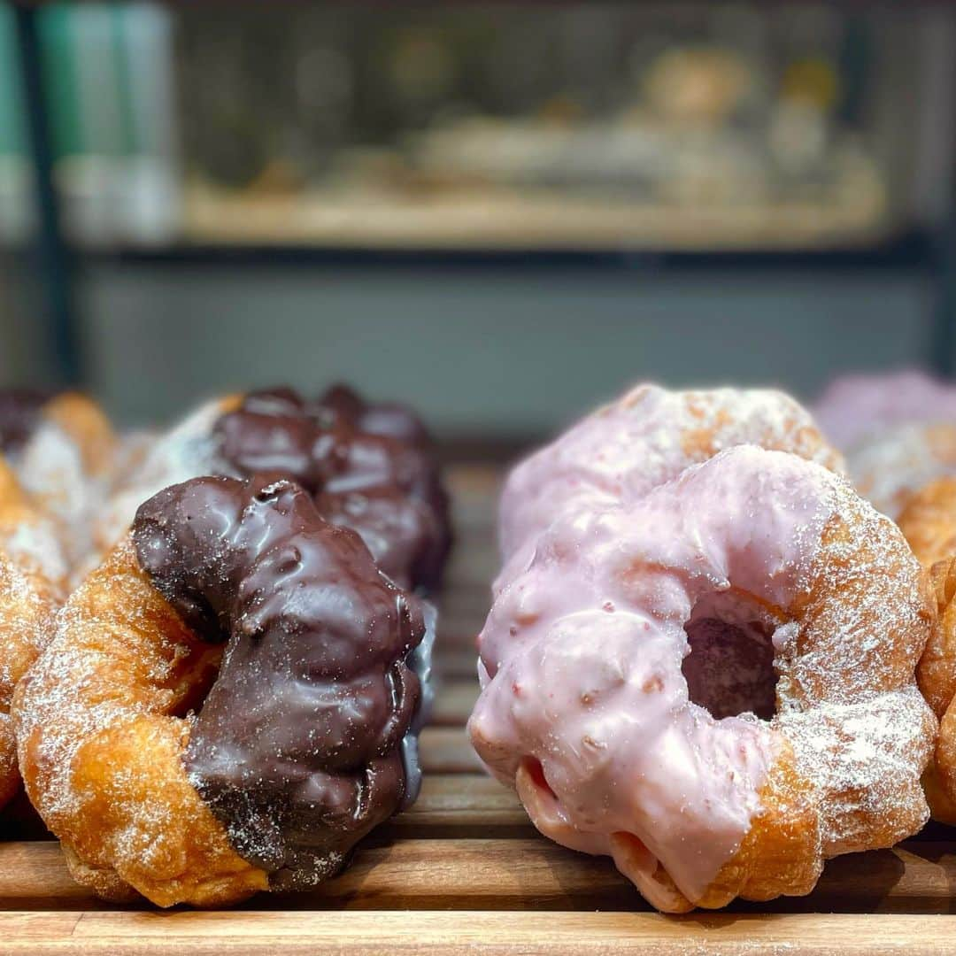 jackinthedonuts -ジャックインザドーナツ-さんのインスタグラム写真 - (jackinthedonuts -ジャックインザドーナツ-Instagram)「本日ご紹介するのは、こちらのドーナツです💕  みんな大好きシュードーナツの生地を使用した人気の2商品です✨️  それぞれイチゴとチョコのコーティングとふんとうがかかっています🍓🍫  チョコカスタードシューには、とろける口溶けのカスタードクリームが ストロベリークリームチーズシューには、レアチーズクリームが サンドしております🥰  間違いない相性の組み合わせですね🤤  #jackinthedonuts #ジャックインザドーナツ　 #チョコカスタードシュー #ストロベリークリームチーズシュー  #ドーナツ #ドーナツ好き #ドーナツ専門店 #おうちおやつ #手土産  #お土産スイーツ #スイーツ #スイーツ部 #デザート  #ドーナツ好きな人と繋がりたい  #スイーツ好きな人と繋がりたい」3月3日 10時06分 - jackinthedonuts