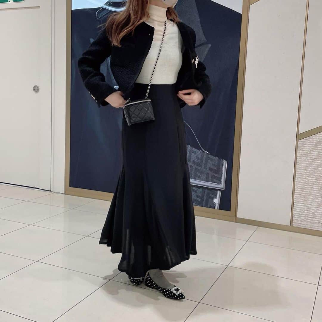 のインスタグラム：「おはようございます🐰  アシメが可愛いマーメイドスカート🤍 @louere.official 🕊  ひらひらスカートは久しぶりなので なんだかソワソワしますた🫥  やっぱり春になるとひらひらが着たくなる😌🌸 　  やっと金曜日だね✨ 皆さまお疲れ様でした🤍  #outfit #ootdfashion #mood #louere #partegram #besementonline #ママコーデ #ママファッション #シンプルコーデ #春コーデ #きれいめコーデ #札幌ママ #今日のコーデ #カジュアルコーデ」