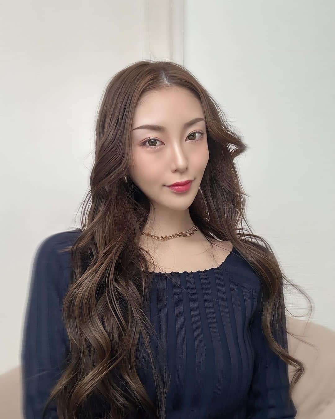 赤嶺紗羅のインスタグラム：「Hello March 🌼 　 新作美白美容液の動画撮影🎥 @beauche.jp 💆‍♀️ @la_sincia_japan  　 ラシンシア様ありがとうございます✨ スッピン撮影はいつも緊張する🙇 　 春は嬉しいけど紫外線☀️も怖いから 今のうちにフォト光治療で肌も準備中👗笑 　 💎 @ciel.salon」
