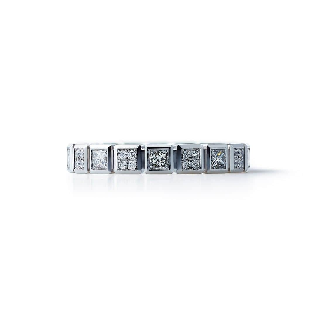 NIWAKAのインスタグラム：「KYOKOMICHI ring. 18k white gold and diamonds. Inspired by the stone paths of ancient Kyoto after the rain. #rings #18kWhiteGold #Diamonds #sagawards #RedCarpet #俄 #NiwakaCollections #Niwaka #FineJewelry #Kyoto」