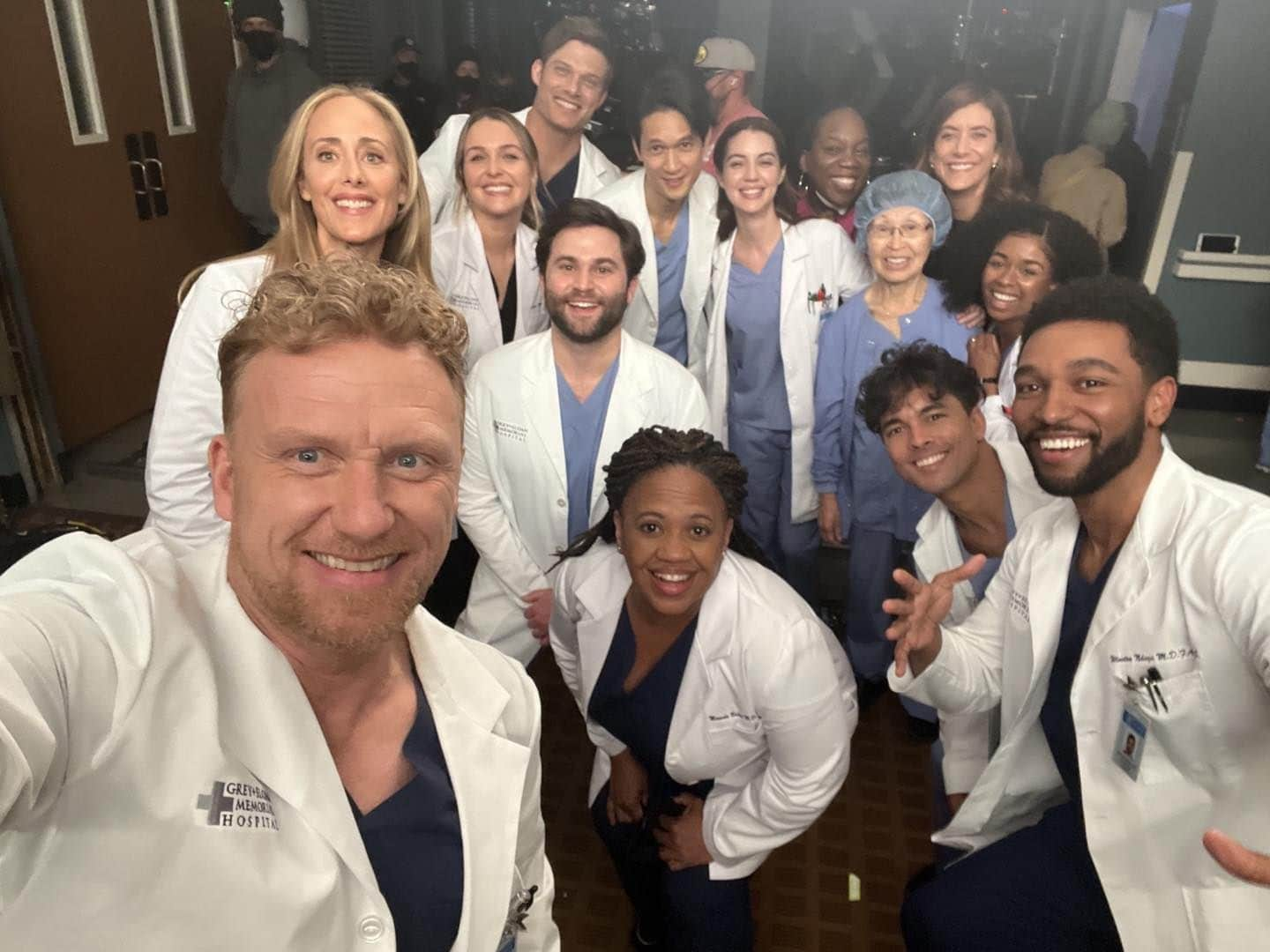 ケヴィン・マクキッドのインスタグラム：「It takes a village! @greysabc tonight people ! This is NOT a drill ;)」