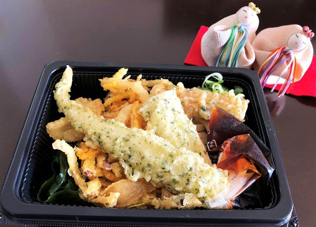 はなまるうどんのインスタグラム：「,今日は楽しい雛祭り🎎  まだまだ寒いですが、 #細筍天うどん弁当  で春を感じてみてはどうでしょうか🌸  長～いので半分にカットされているのは少し残念ですが😔 シャキシャキ食感、青のりの香りが楽しめます。  #ひな祭り #はなまるうどん #テイクアウト #うどん弁当」
