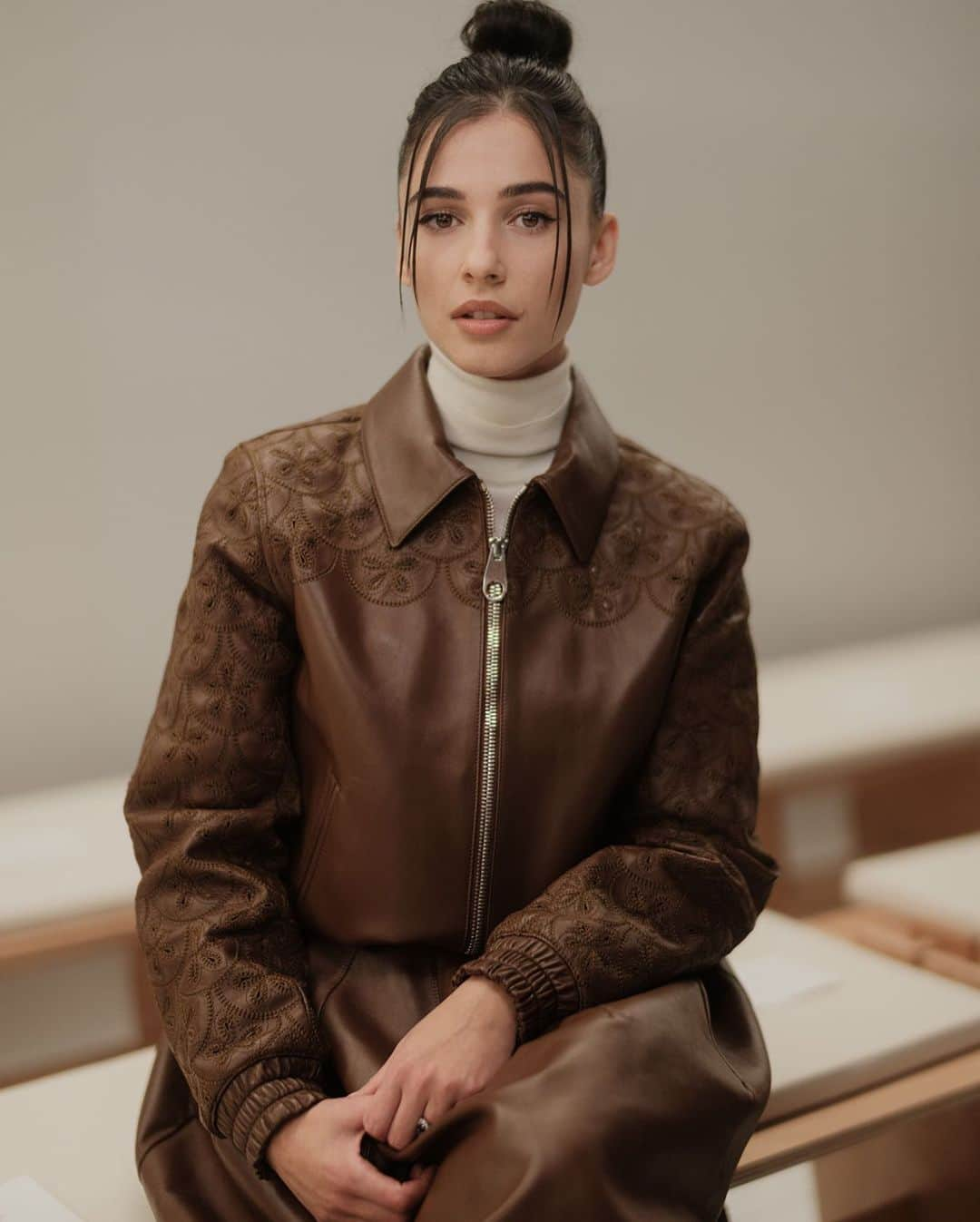 ナオミ・スコットのインスタグラム：「Actress and singer @naomigscott attends the Chloé Autumn-Winter 2023 show presented by @gabrielahearst during Paris Fashion  week.  #ChloeAW23」